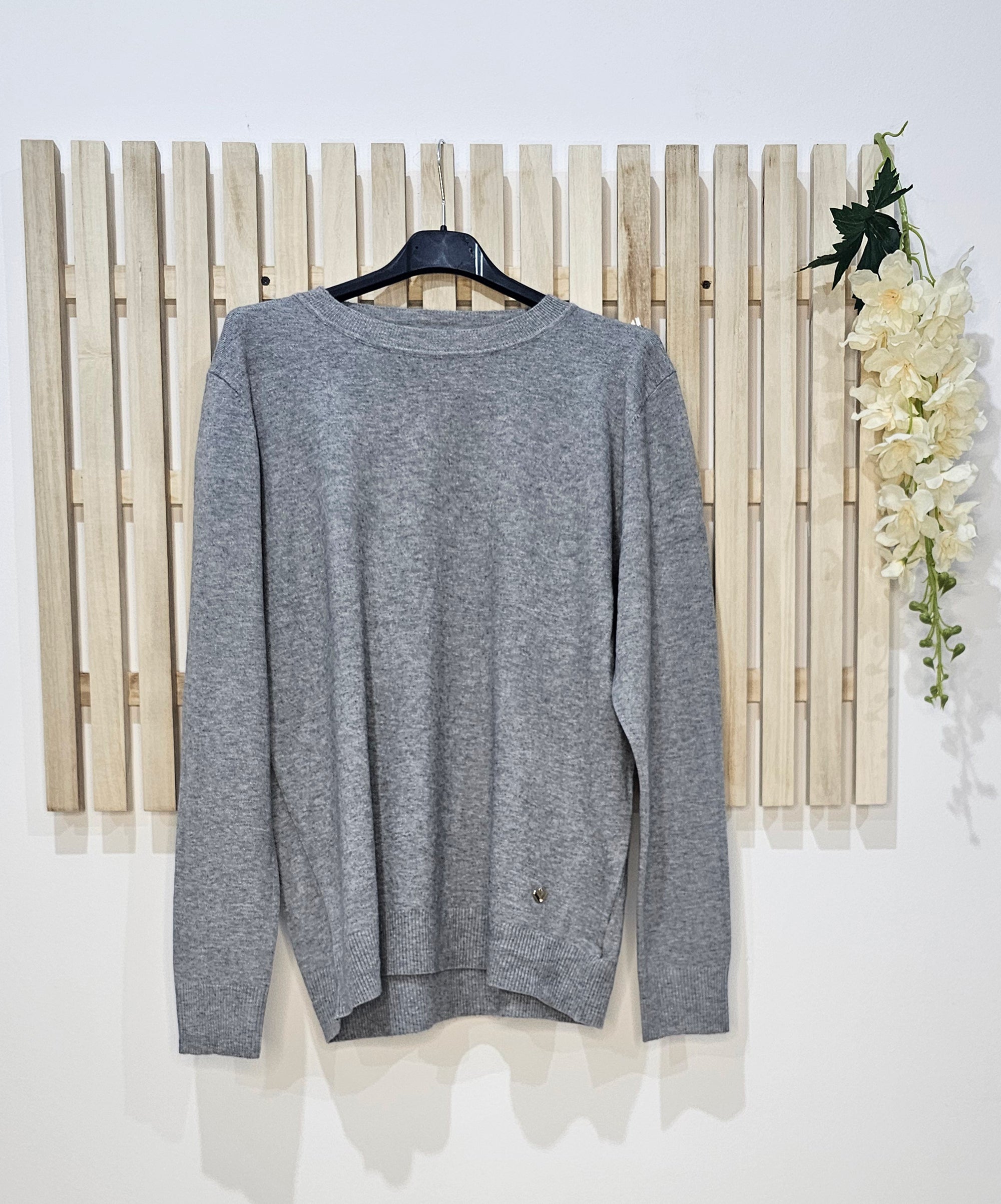 ΜΑΛΛΙΝΗ ΜΕ ΣΤΡΟΓΓΥΛΗ ΛΑΙΜΟΚΟΨΗ